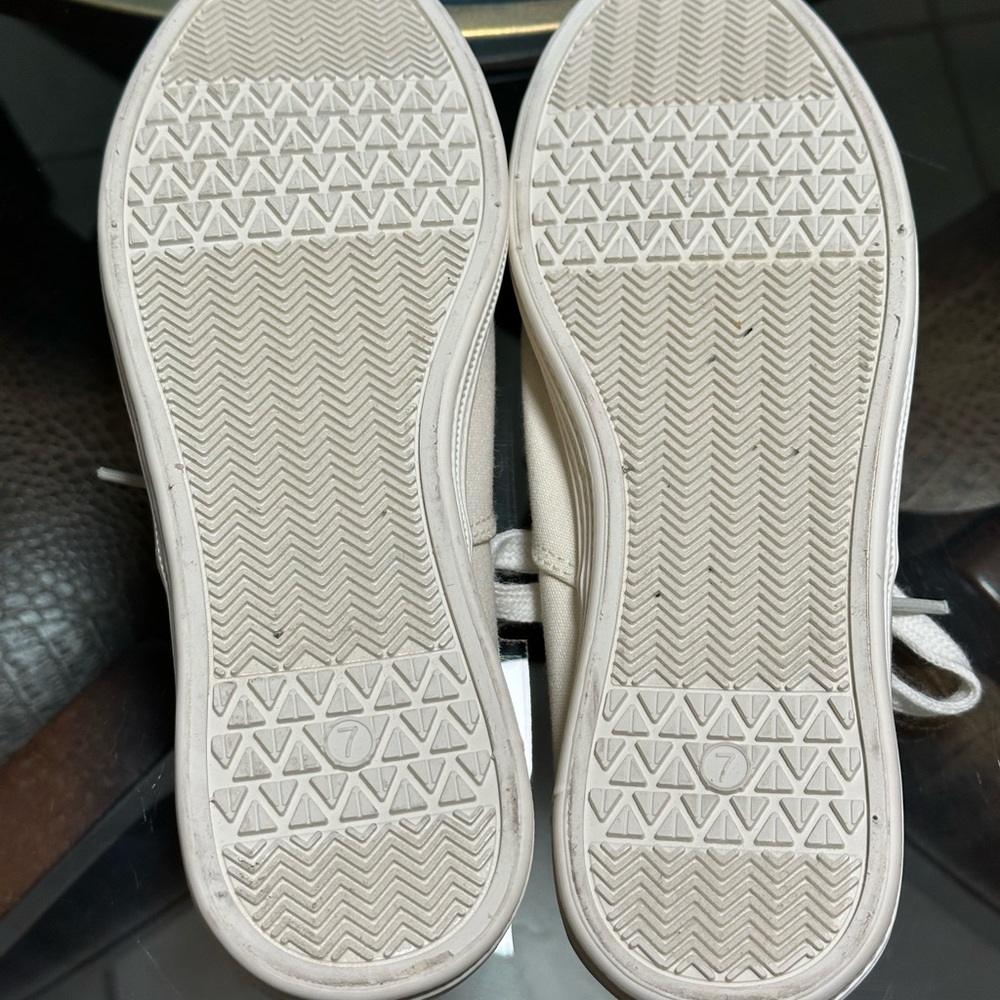 Universal Thread Women's Shoe Size 7 Off-White Canvas Lace Up Sneaker Never Worn - Picture 6 of 7